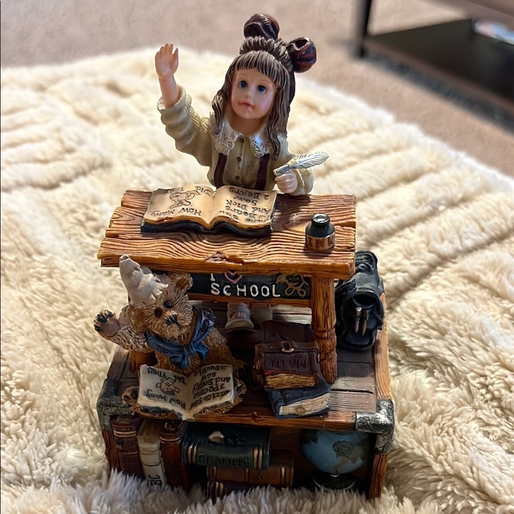 The Boyds Collection- Yesterday’s Child. Charming School Desk Figurine